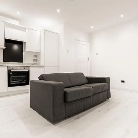 2 Bed Apartment In Wembley, Ealing, London